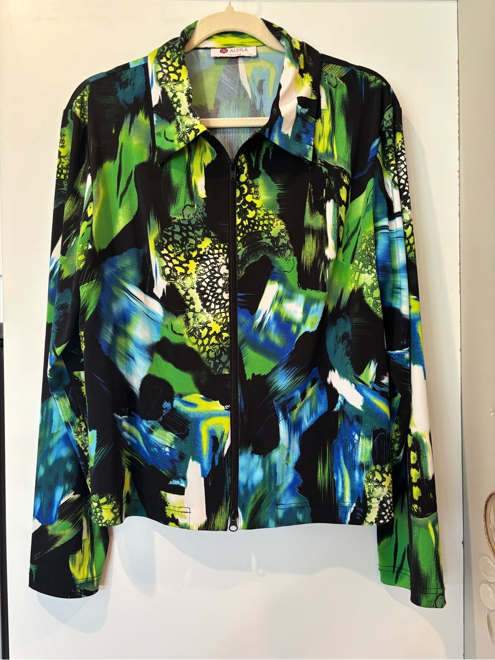Aldila zip up printed womenβs jacket/ cardigan size Large/XL as new!